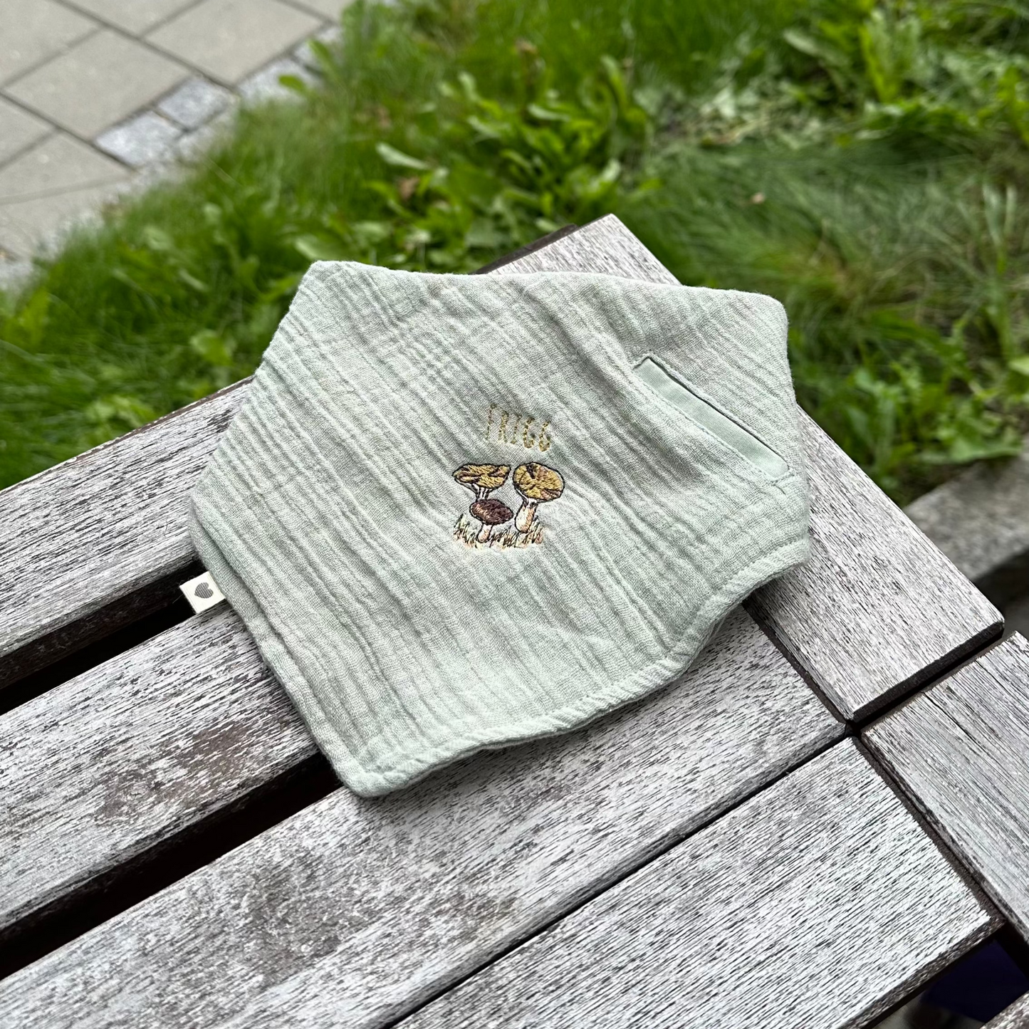BIBS savlesmæk med efterårs svampe og navn