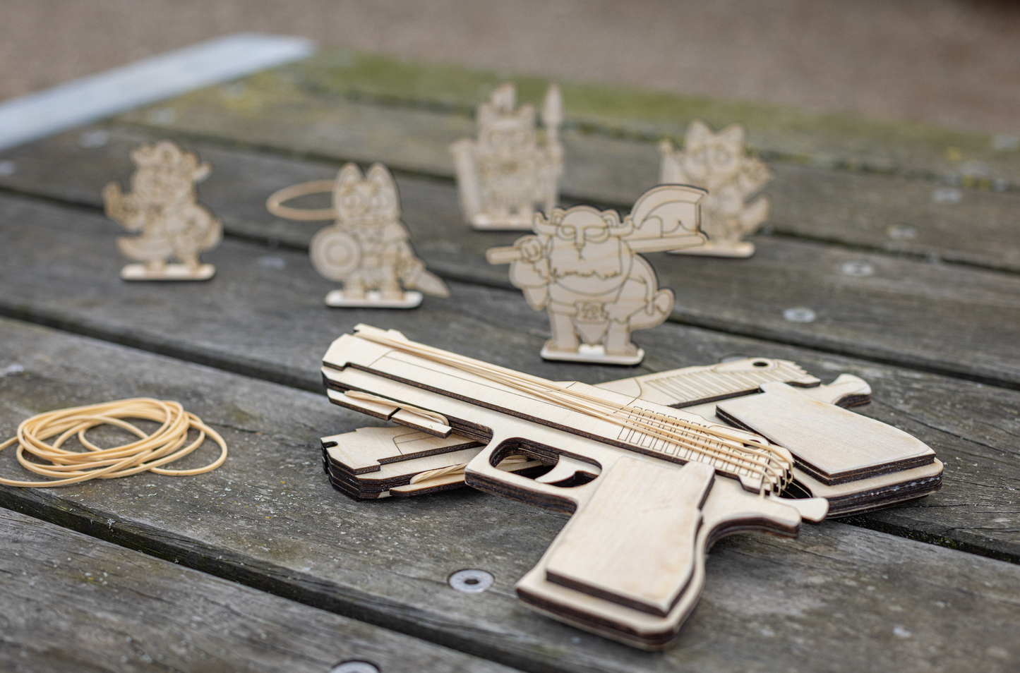 Elastik skydende pistol af træ