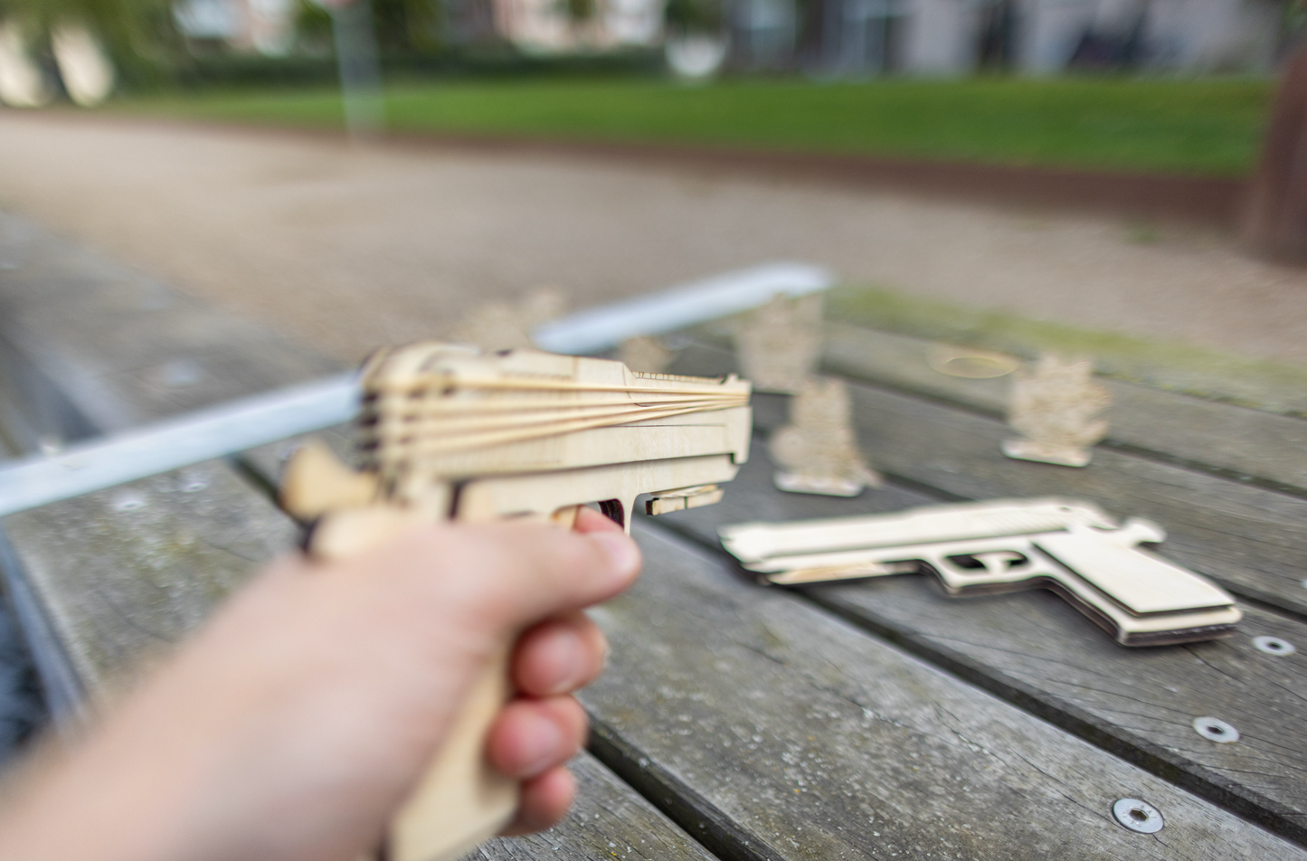 Elastik skydende pistol af træ