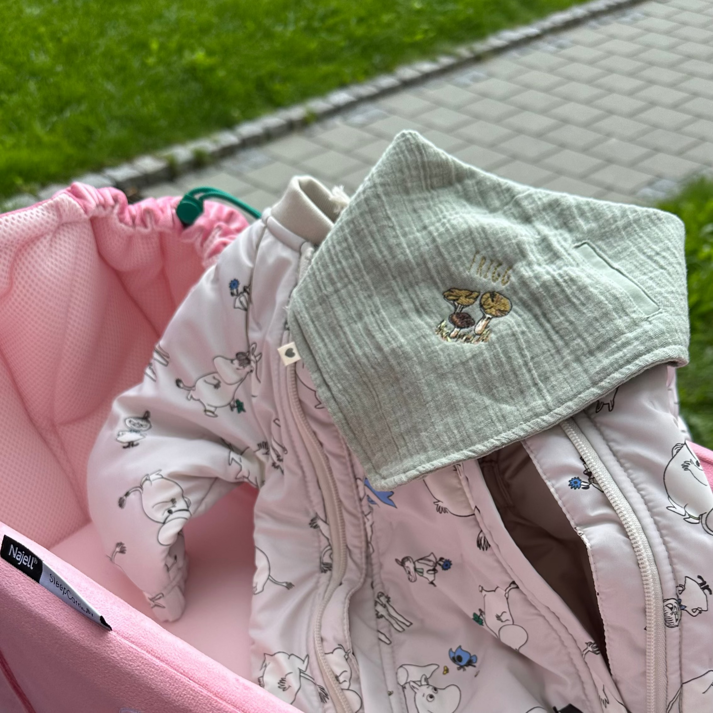 BIBS savlesmæk med efterårs svampe og navn