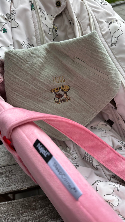 BIBS savlesmæk med efterårs svampe og navn